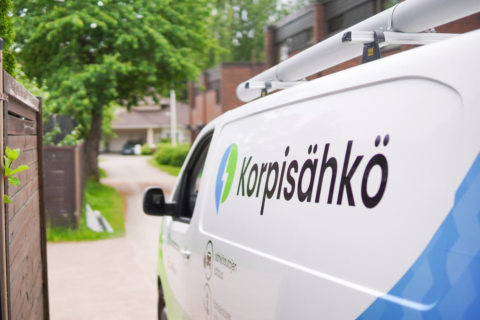 Pikalataus vai tavallinen latausasema yritykselle?