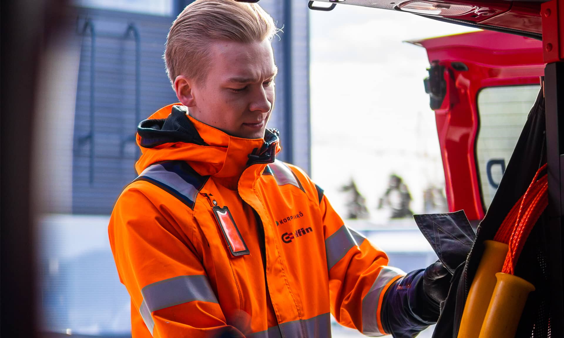 Korpilatauksen ammattitaitoiset asentajat työssä