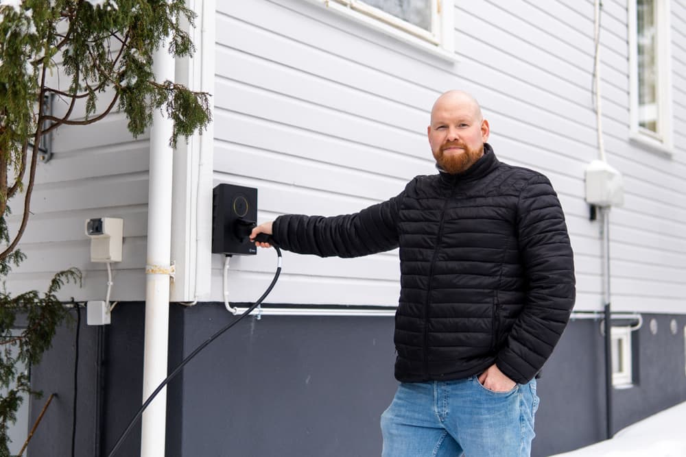 Vanha talo, uusi teknologia – Sähköauton latauslaitteen asennus Espoon Mankkaalla