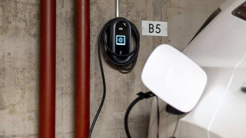 Sähköauton latausasemat taloyhtiöön – Opas hankintaan