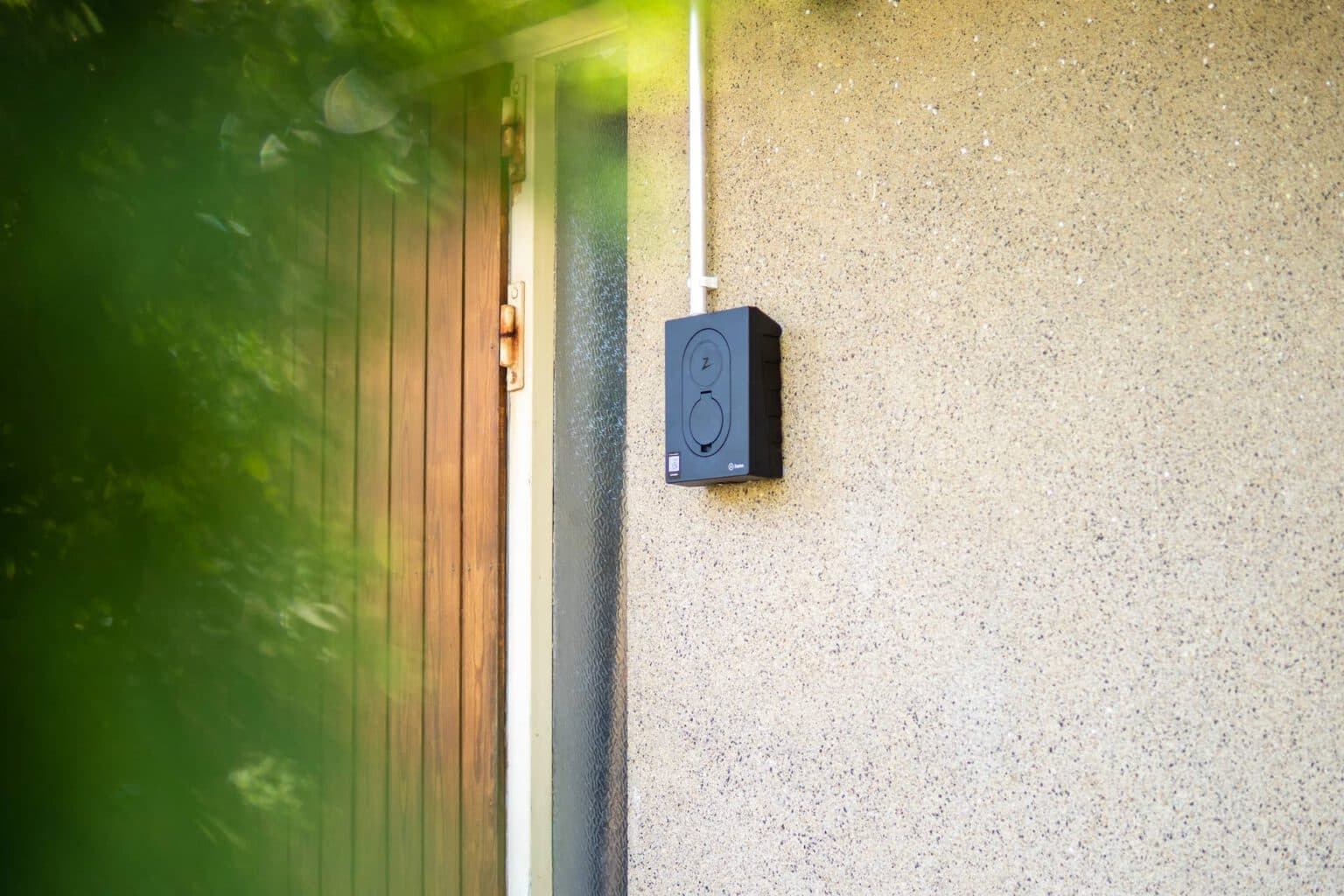 Sähköauton latausasema kotiin – hinnat, asennus ja käyttökustannukset 2025