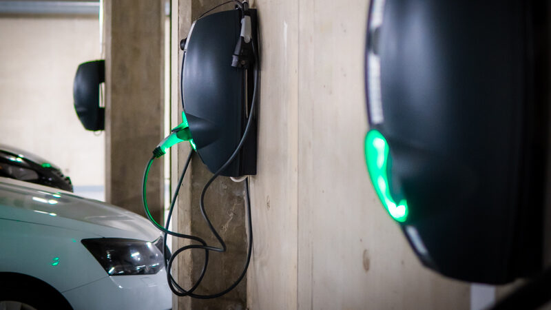 Sähköauton lataus hintaopas – Katsaus vuoden 2025 kustannuksiin 